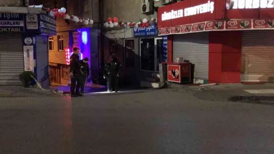 Arkadaşı tarafından cadde ortasında silahla vuruldu