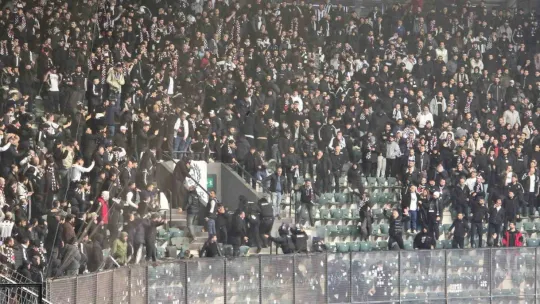 Beşiktaş tribünü karıştı!