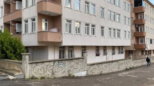 Beşinci kattan düşen kadın hayatını kaybetti