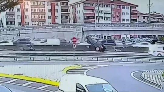 Beton bariyere çarpan otomobil devrilip sürüklendi