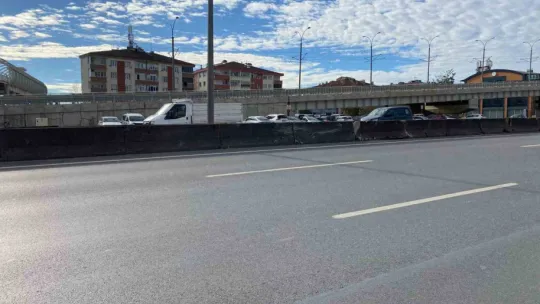 Beton bariyere çarpan otomobil devrilip sürüklendi