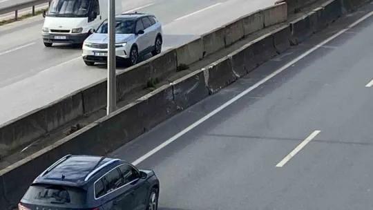 Beton bariyere çarpan otomobil devrilip sürüklendi