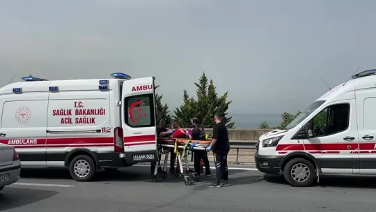 Beton bariyere çarparak takla atan araç ters döndü: 3 yaralı