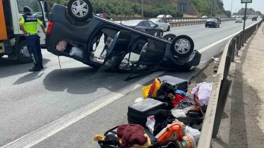 Beton bariyere çarparak takla atan araç ters döndü: 3 yaralı