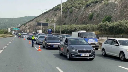 Beton bariyere çarparak takla atan araç ters döndü: 3 yaralı