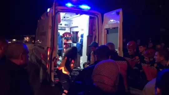 Beton direğe çarpan otomobil kağıt gibi ezildi: 1 ölü