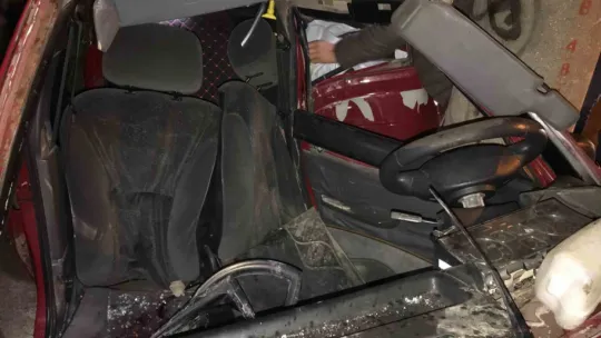 Beton direğe çarpan otomobil kağıt gibi ezildi: 1 ölü