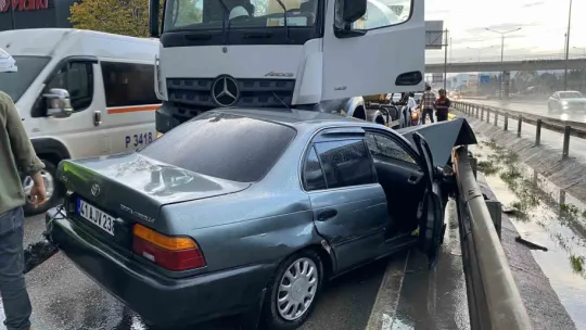 Beton mikseri ile çarpıştı hurdaya döndü: Yaralı var