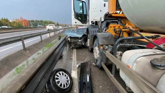 Beton mikseri ile çarpıştı hurdaya döndü: Yaralı var