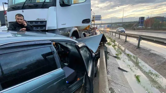 Beton mikseri ile çarpıştı hurdaya döndü: Yaralı var