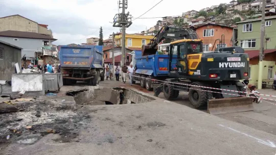 Beton zemin çöktü, hafriyat kamyonu içine düştü