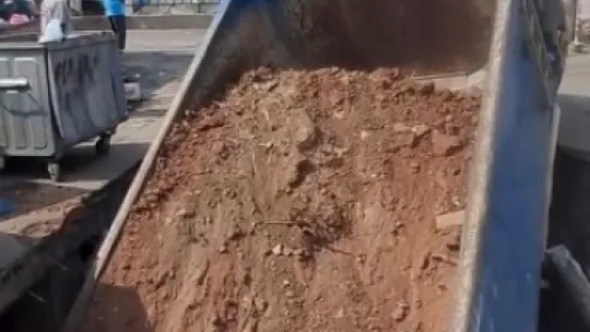Beton zemin çöktü, hafriyat kamyonu içine düştü