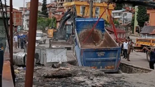 Beton zemin çöktü, hafriyat kamyonu içine düştü