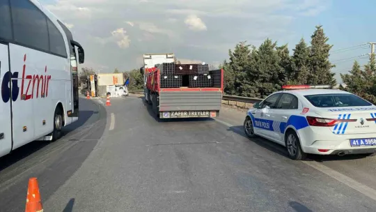 Beyaz eşya taşıyan tır devrildi