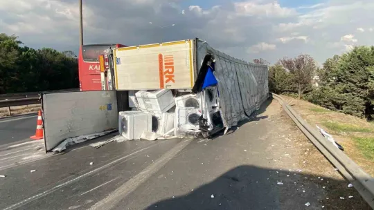 Beyaz eşya taşıyan tır devrildi