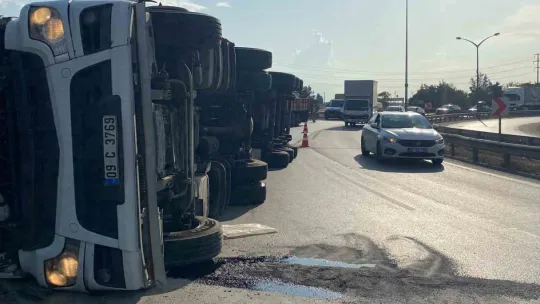 Beyaz eşya taşıyan tır devrildi