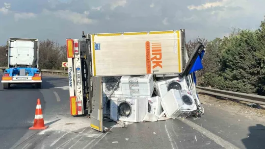 Beyaz eşya taşıyan tır devrildi