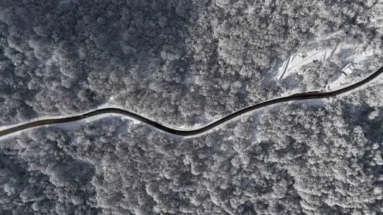 Beyaz, mavi ve yeşil birleşti: Eşsiz manzara mest etti