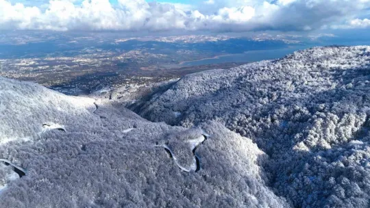Beyaz, mavi ve yeşil birleşti: Eşsiz manzara mest etti