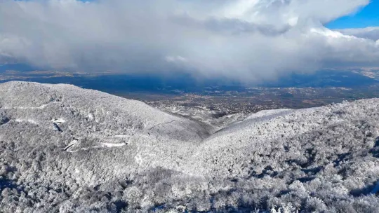 Beyaz, mavi ve yeşil birleşti: Eşsiz manzara mest etti