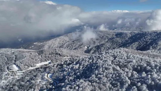 Beyaz, mavi ve yeşil birleşti: Eşsiz manzara mest etti