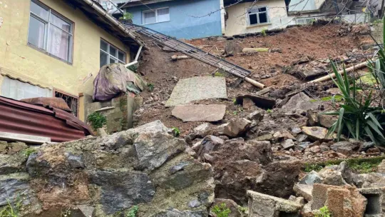 5 metrelik istinat duvarı çöktü