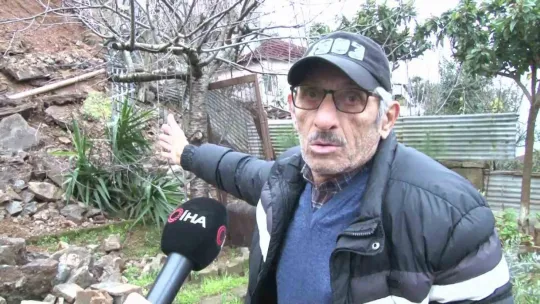 5 metrelik istinat duvarı çöktü