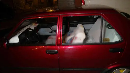 Otomobil kana bulandı: Bıçakla birbirlerine girdiler!