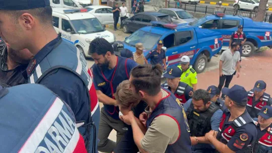 Bıçaklanarak öldürülen ve evlerinde yakılan çift gözyaşları içinde toprağa verildi