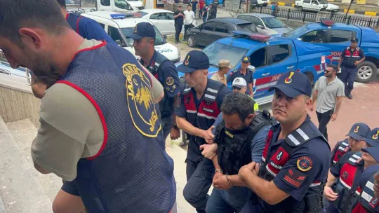 Bıçaklanarak öldürülen ve evlerinde yakılan çift gözyaşları içinde toprağa verildi