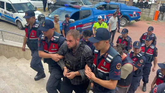 Bıçaklanarak öldürülen ve evlerinde yakılan çift gözyaşları içinde toprağa verildi