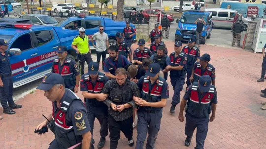 Bıçaklanarak öldürülen ve evlerinde yakılan çift gözyaşları içinde toprağa verildi