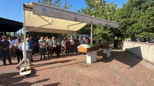 Bıçaklanarak öldürülen ve evlerinde yakılan çift gözyaşları içinde toprağa verildi