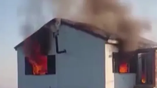 Bıçaklanarak öldürülen ve evlerinde yakılan çift gözyaşları içinde toprağa verildi