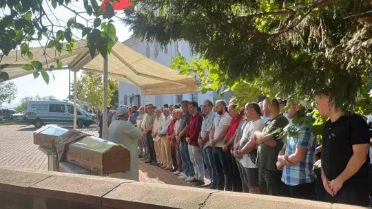 Bıçaklanarak öldürülen ve evlerinde yakılan çift gözyaşları içinde toprağa verildi
