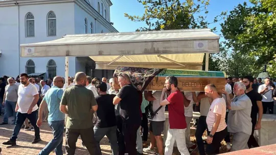 Bıçaklanarak öldürülen ve evlerinde yakılan çift gözyaşları içinde toprağa verildi