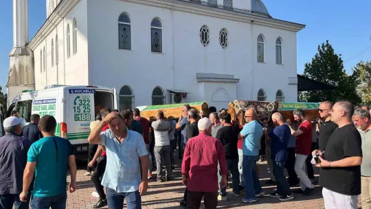 Bıçaklanarak öldürülen ve evlerinde yakılan çift gözyaşları içinde toprağa verildi