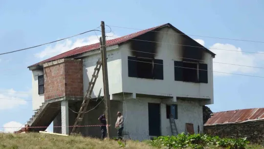Bıçaklanarak öldürülen ve evlerinde yakılan çift gözyaşları içinde toprağa verildi