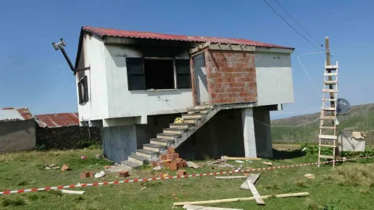 Bıçaklanarak öldürülen ve evlerinde yakılan çift gözyaşları içinde toprağa verildi