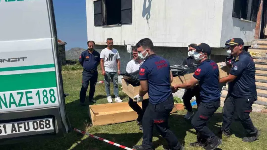 Bıçaklanarak öldürülen ve evlerinde yakılan çift gözyaşları içinde toprağa verildi