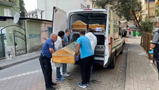 Bıçaklanmış halde evde ölü bulunmuştu, son yolculuğuna uğurlandı