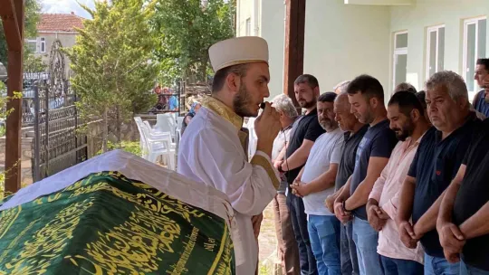 Bıçaklanmış halde evde ölü bulunmuştu, son yolculuğuna uğurlandı
