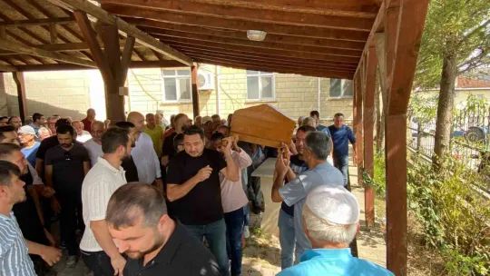 Bıçaklanmış halde evde ölü bulunmuştu, son yolculuğuna uğurlandı