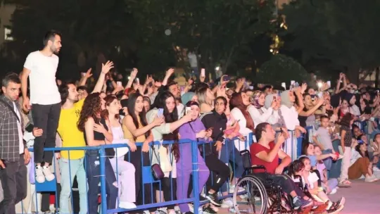 Bilal Sonses, sevilen şarkılarını Gebzeliler için seslendirdi