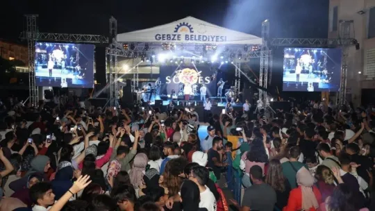 Bilal Sonses, sevilen şarkılarını Gebzeliler için seslendirdi
