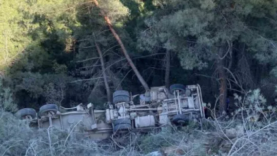 Bilecik'te tır 60 metre yükseklikten uçuruma yuvarlandı