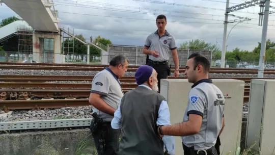 Bileti olmadığı için trene alınmadı, tren yoluna çıkarak 1 kilometre yürüdü