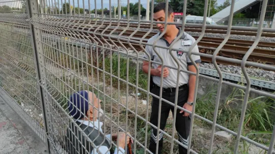 Bileti olmadığı için trene alınmadı, tren yoluna çıkarak 1 kilometre yürüdü