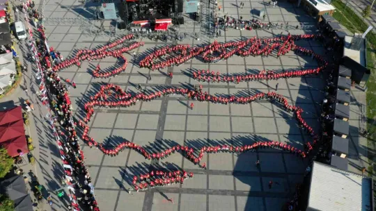 Bin 380 kişi aynı anda zeybek oynadı