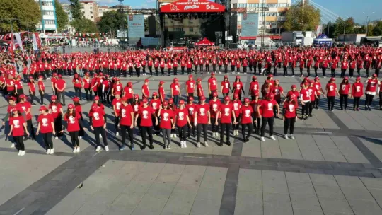Bin 380 kişi aynı anda zeybek oynadı